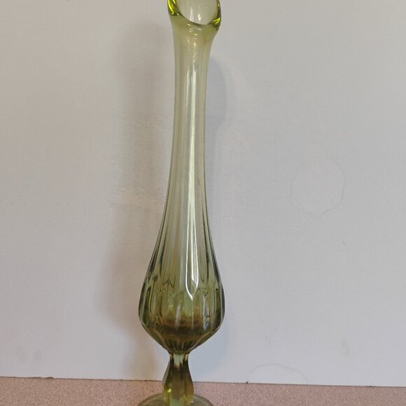Fenton Vintage Green Colonial Pattern Swung Vase - Picture 1 of 5